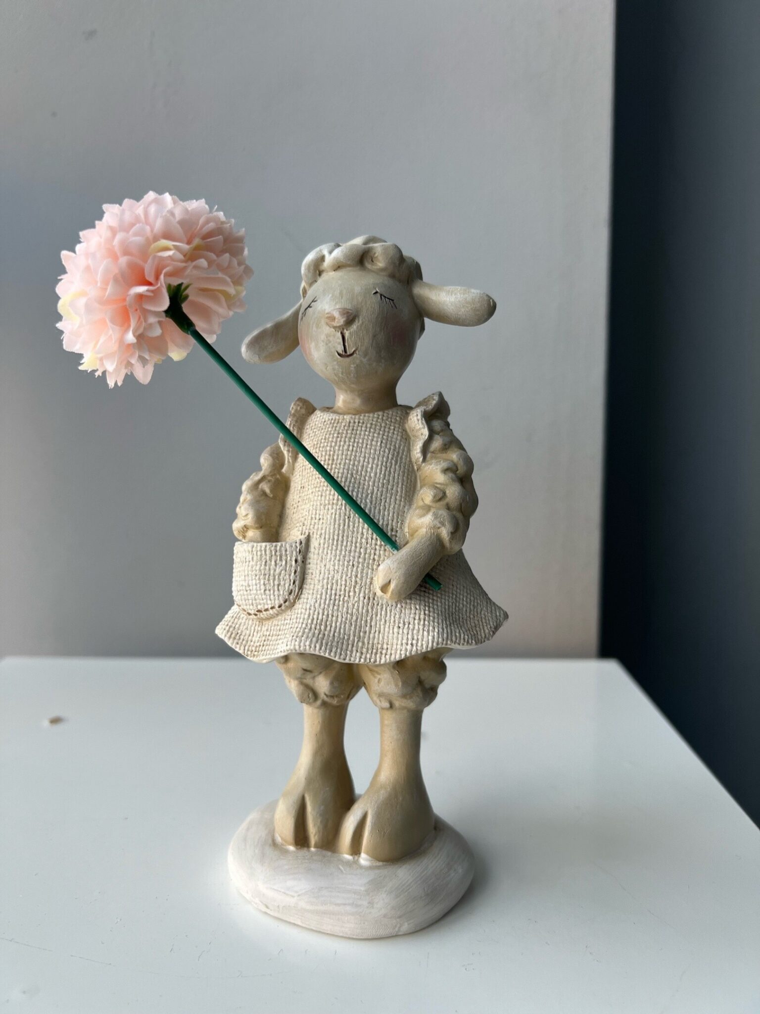 Сувенир Овечка с цветком полирезин 18*9,5*9 кремовый