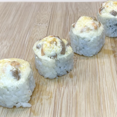 Запеченный с острым лососем 4шт