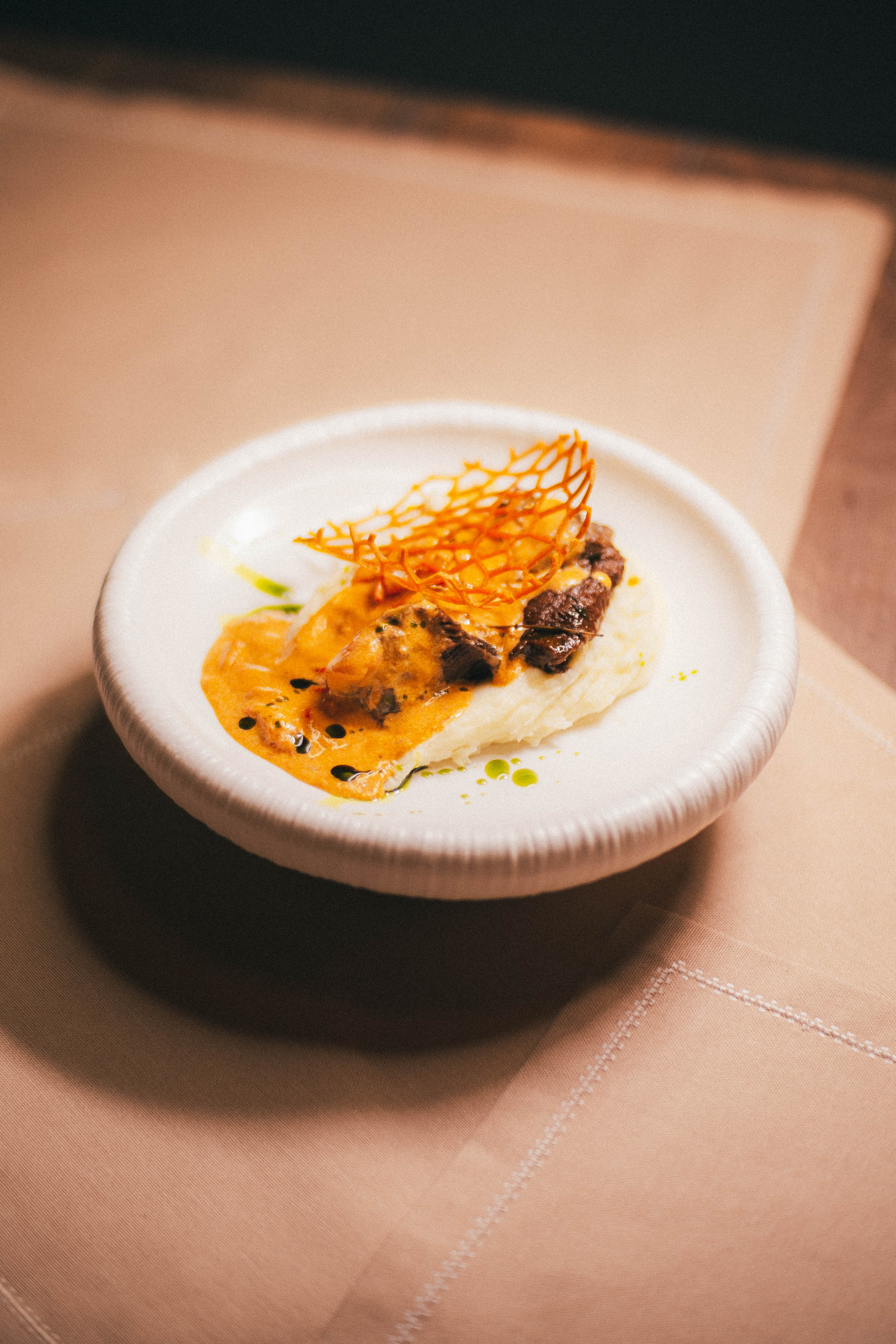 Говяжьи щечки с соусом из копченых томатов