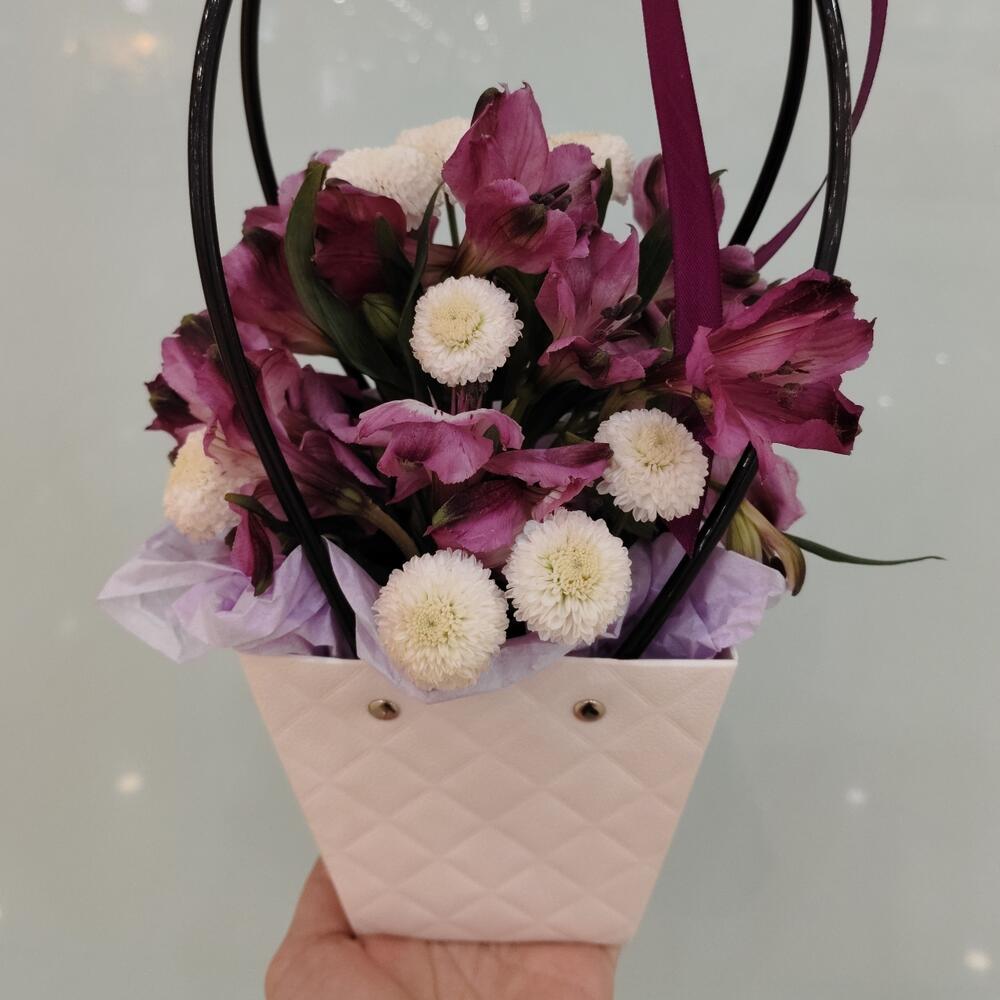 Композиция в сумочке "Цветочная акварель" с альстромериями и хризантемами (ньютон)