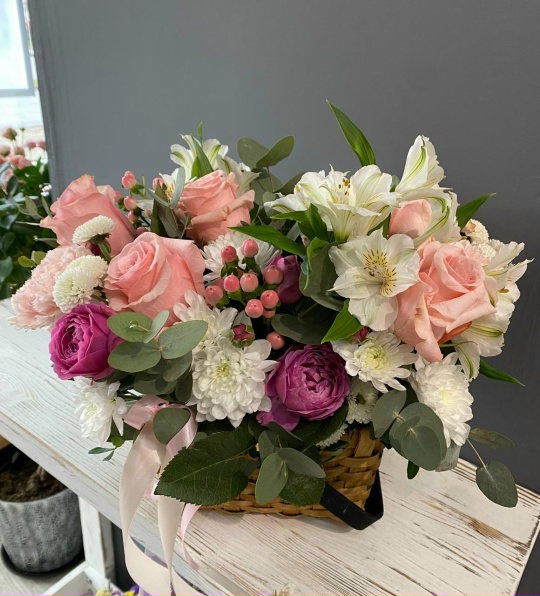 Корзина с нежными цветами