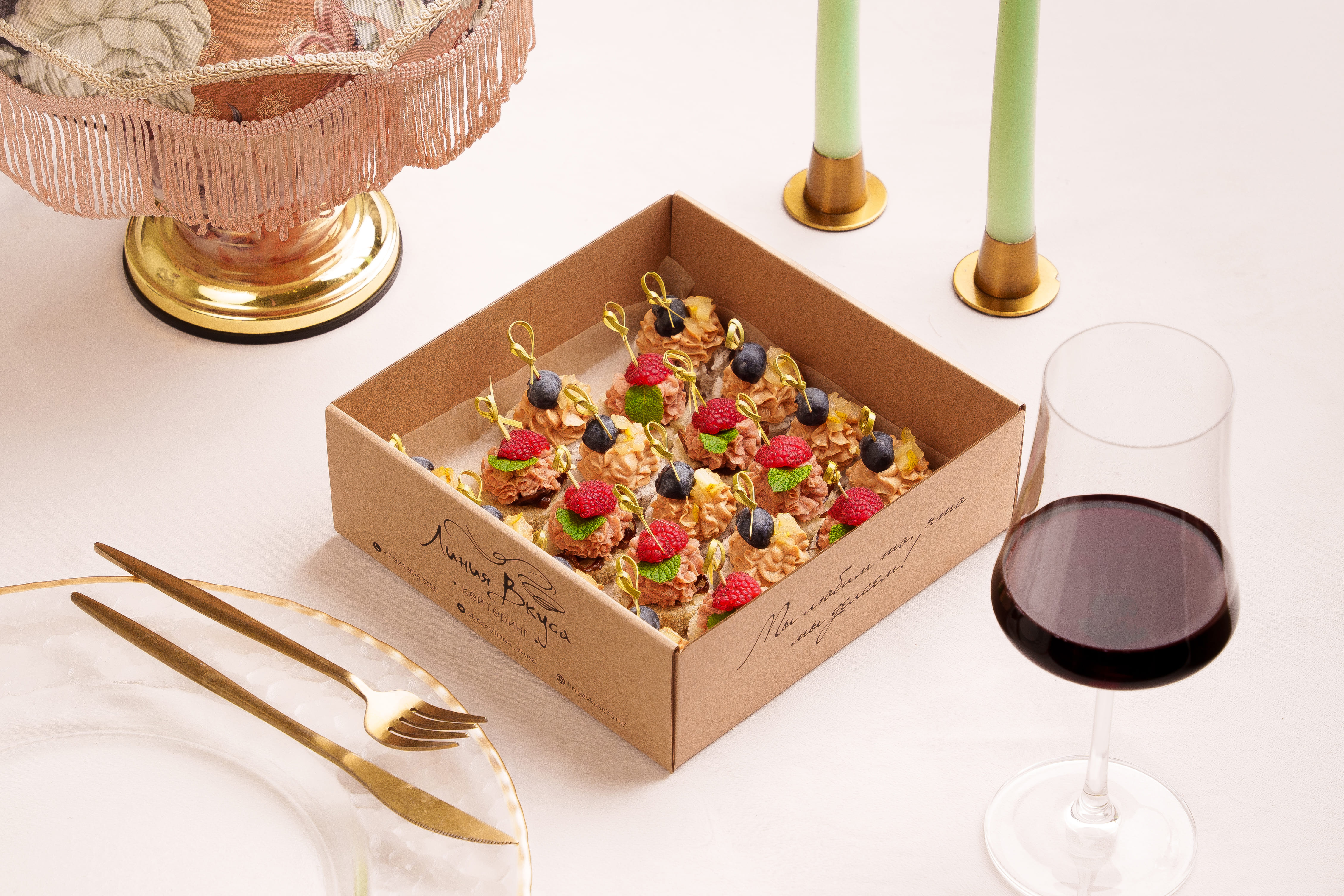 Бокс канапе с куринным пате и свежими ягодами