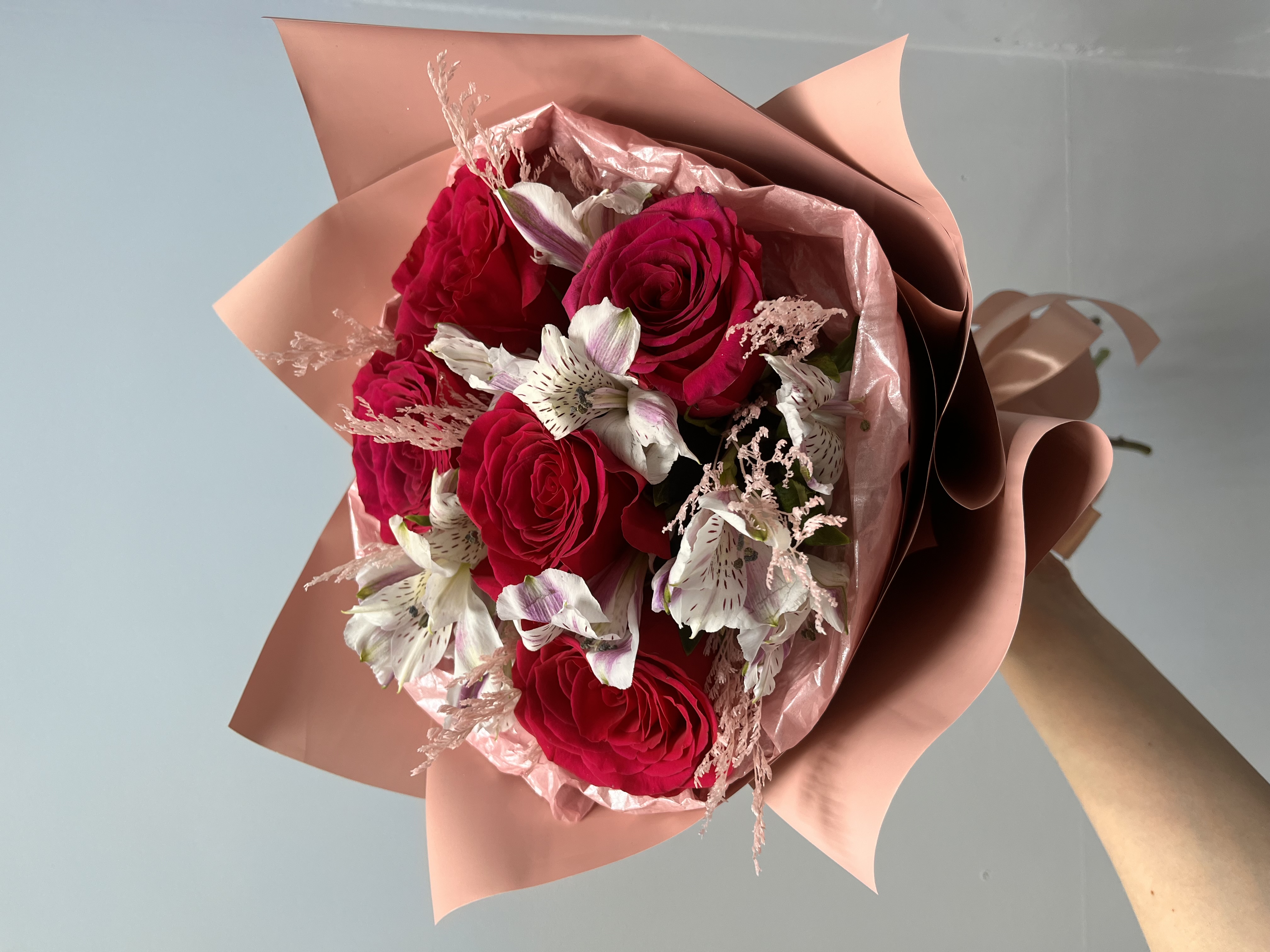 Букет из малиновых роз и альстромерии