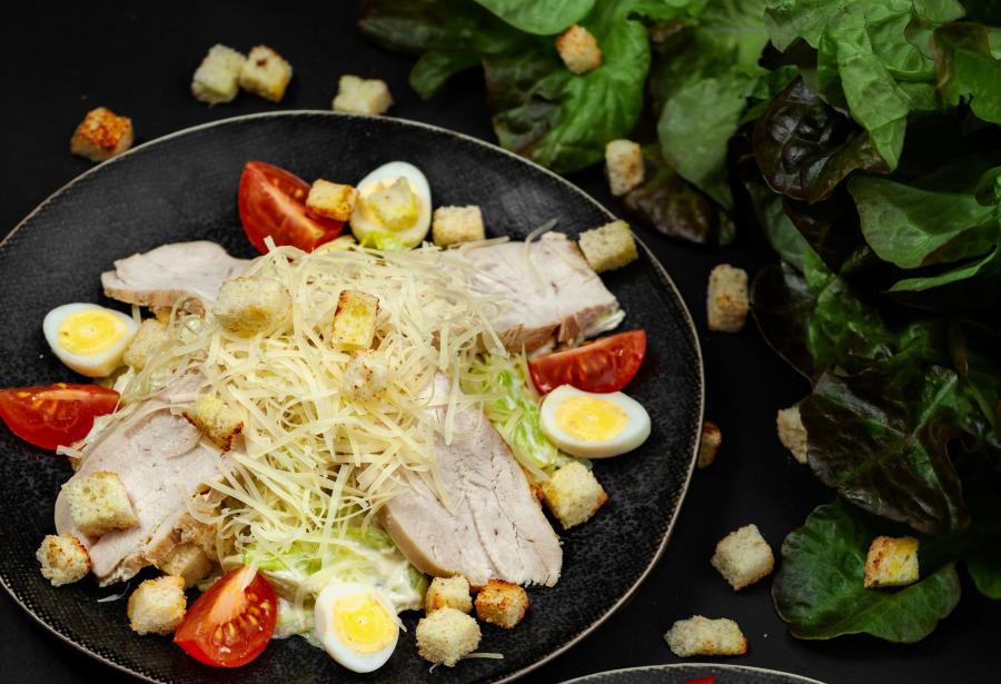 Салат Цезарь с куриным филе