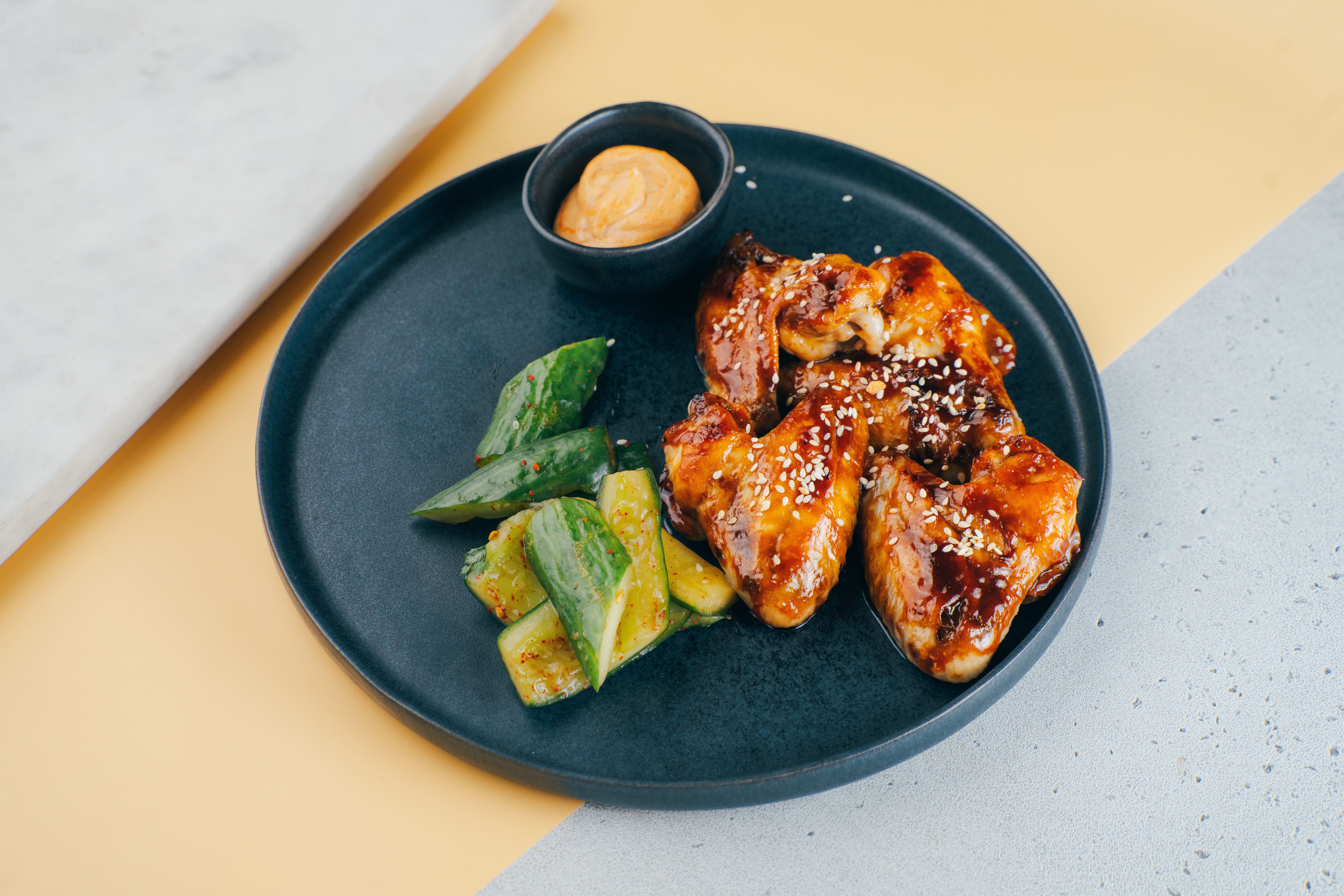 Куриные крылья конфи с битыми огурцами