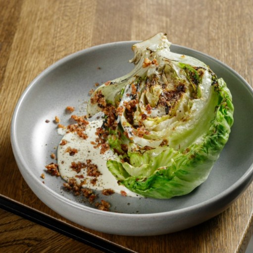 Айсберг с соусом блю чиз