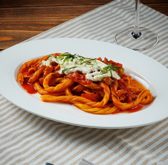 Фузилли аматричана с дымной панчеттой
