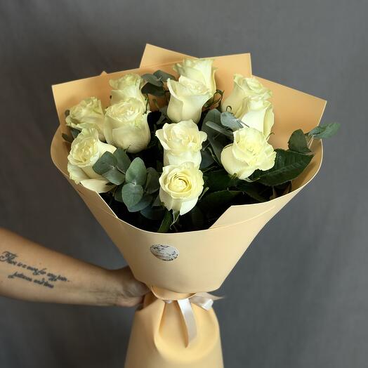 Букет с белой розой Мондиаль 11шт с эвкалиптом