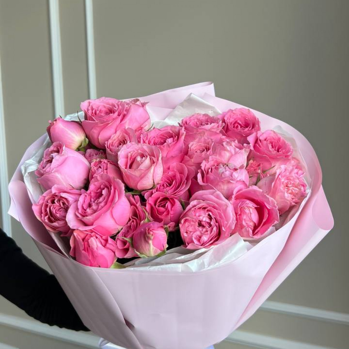 Моно букет из розовых кустовых роз (предзаказ)