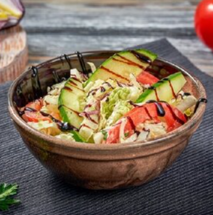 Салат из свежих овощей с бальзамическим кремом