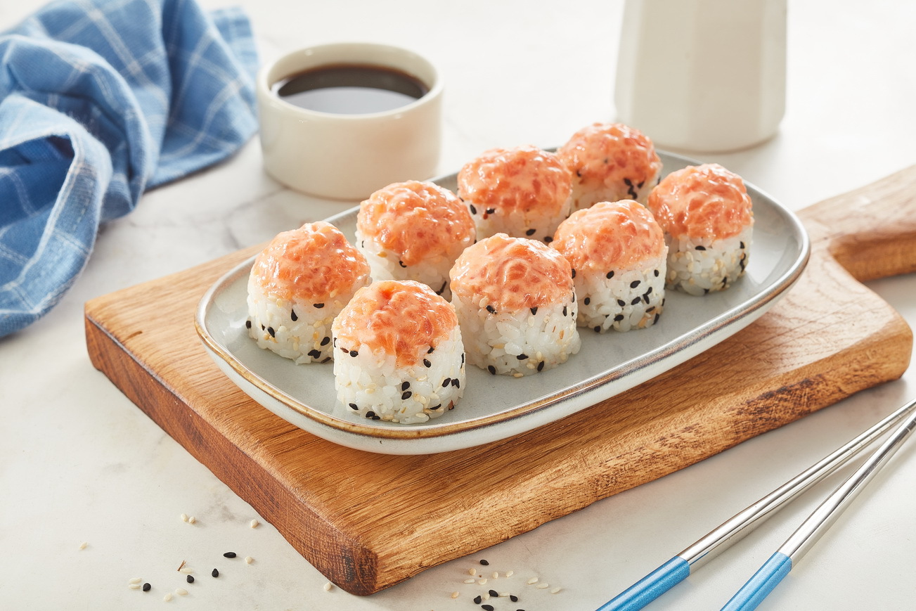 Пикантный ролл с тартаром из лосося