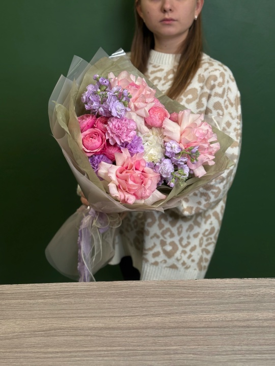 Букет с гортензией, маттиолой и пионовидными розами
