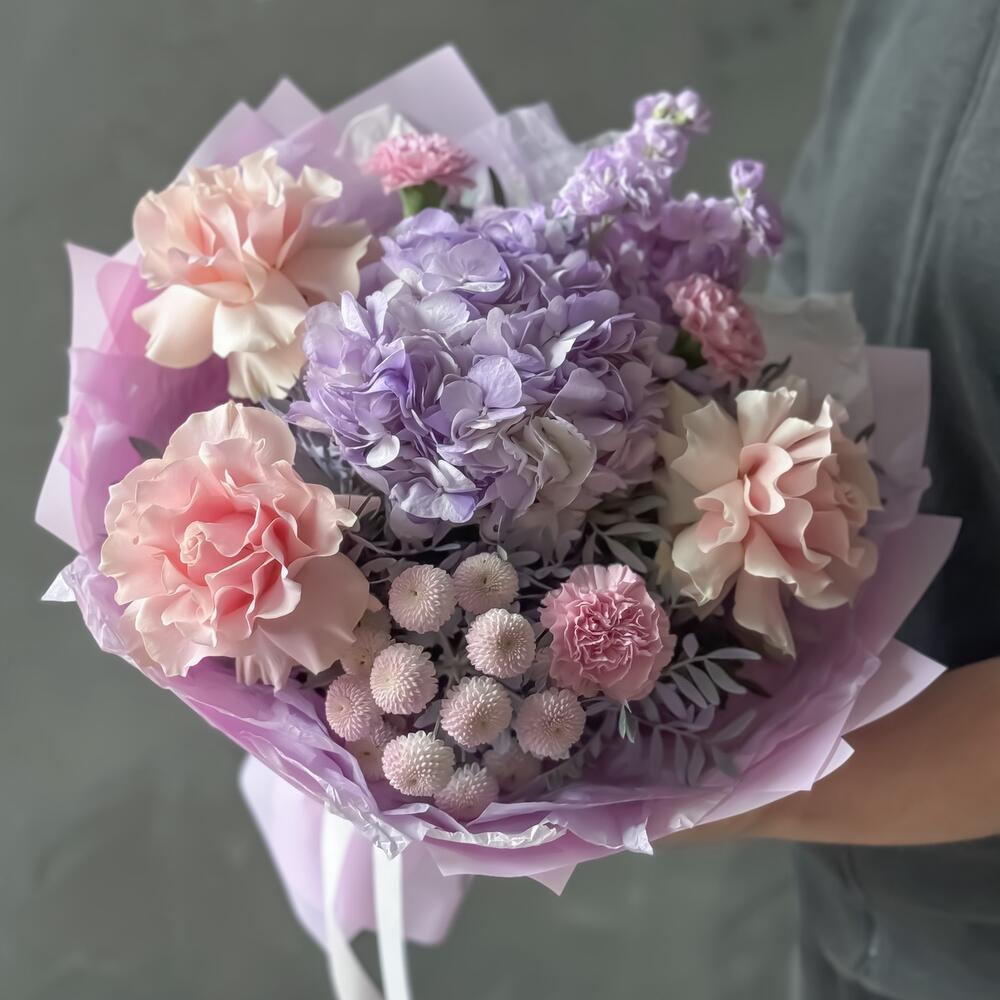 Большой букет с французскими розами и сиреневой гортензией в розово-лавандовой гамме