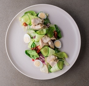 Салат с куриным филе и вялеными томатами