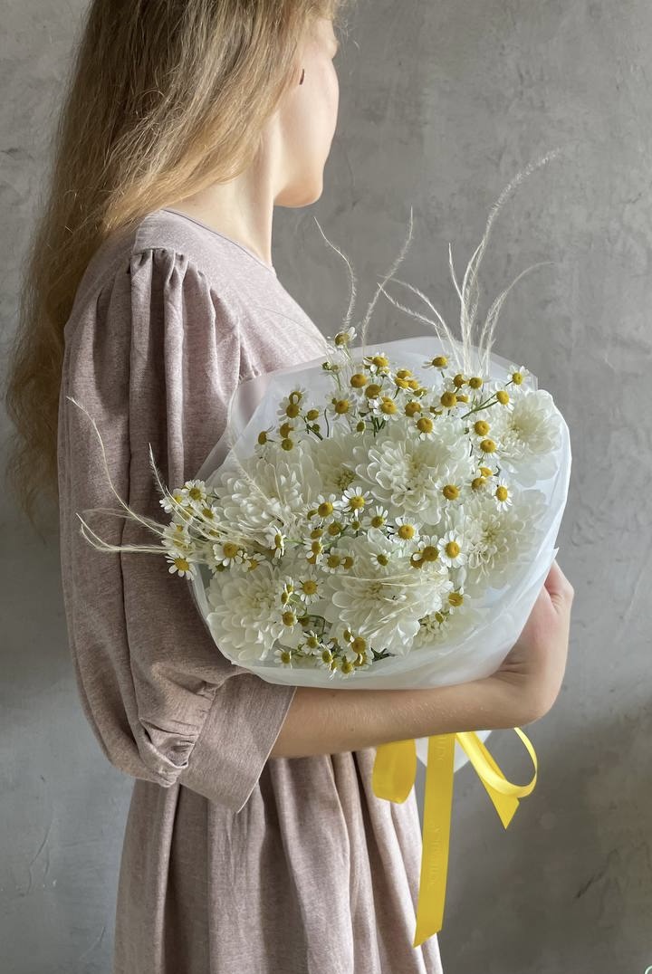 Авторский комплимент: хризантемы и нежная матрикария