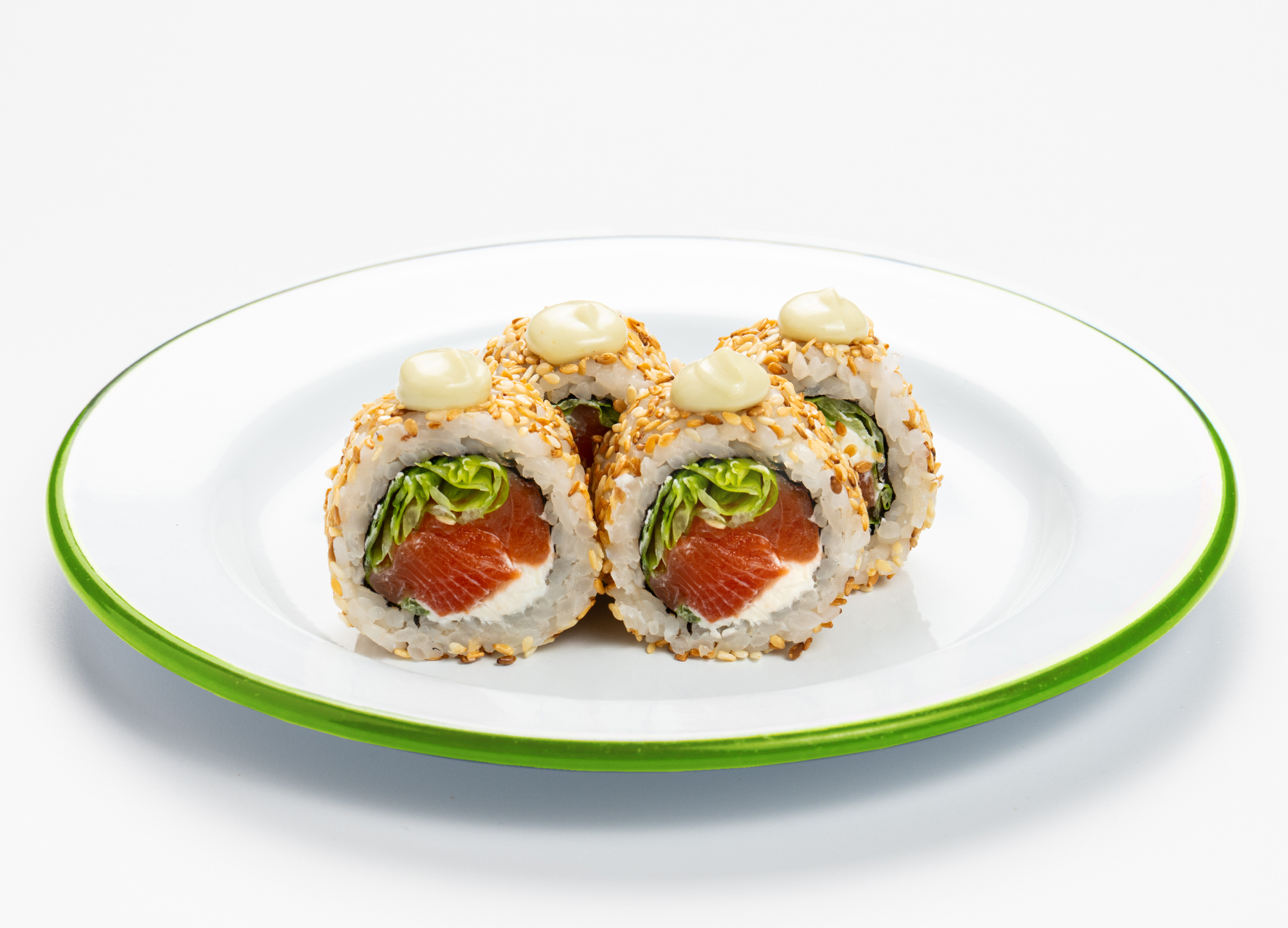 Половинка ролла с лососем и соусом Шисо