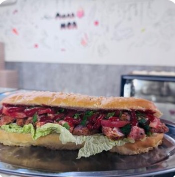 Шаурма в булочке с курицей