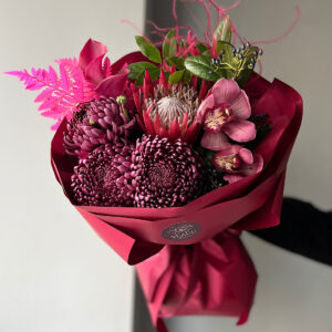 Яркий сборный букет в бордовых тонах