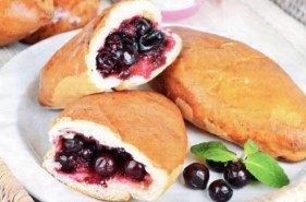 Пирожок печеный с черной смородиной