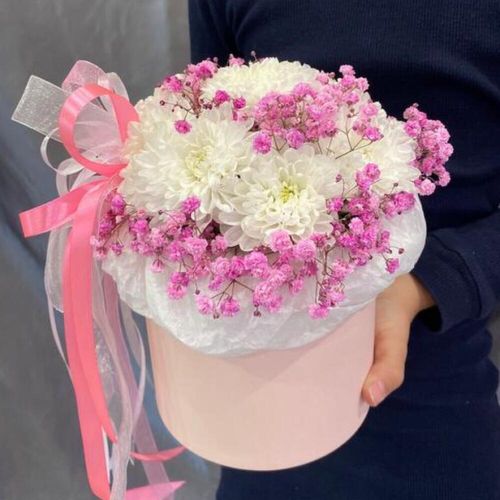 Букет из хризантем в коробке с гипсофилой (к1879)