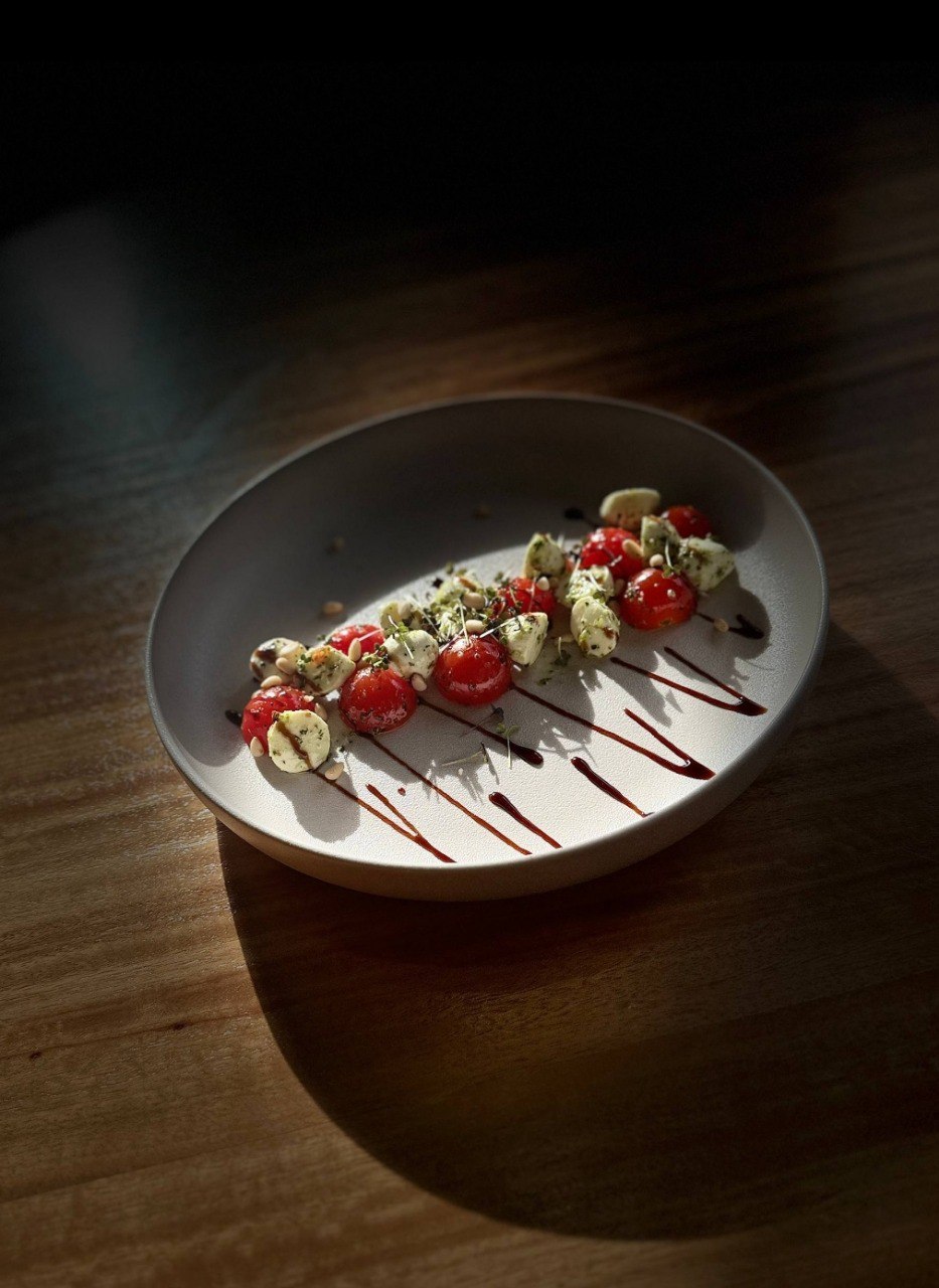 Капрезе с соусом песто