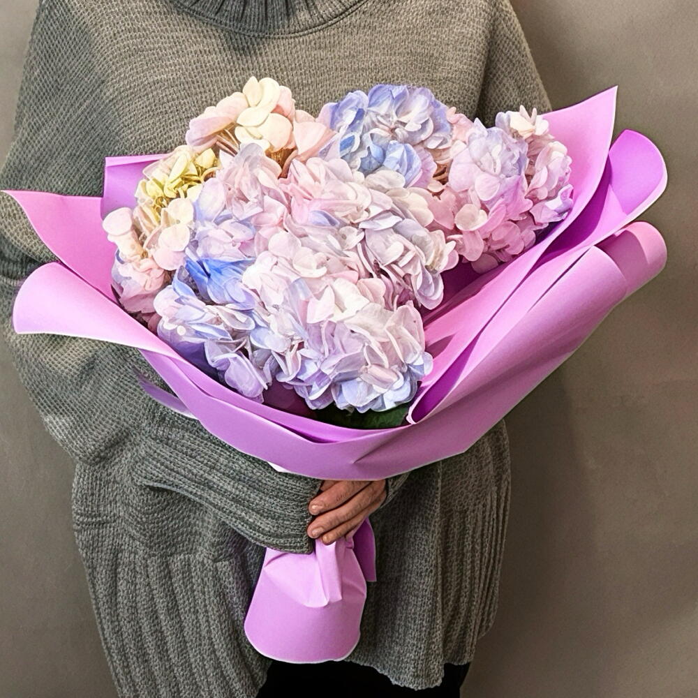 Букет из 3 радужных гортензий в нежной упаковке