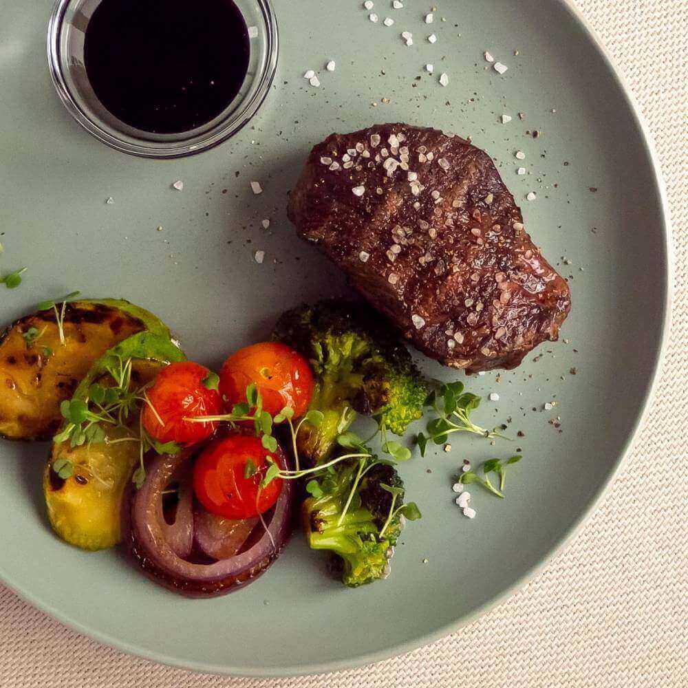 Стейк из телятины с овощами