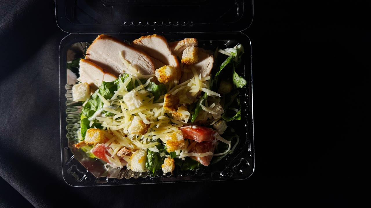 Салат Цезарь с курицей