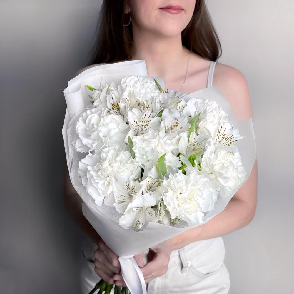 Нежный букет белый диантус и альстромерия