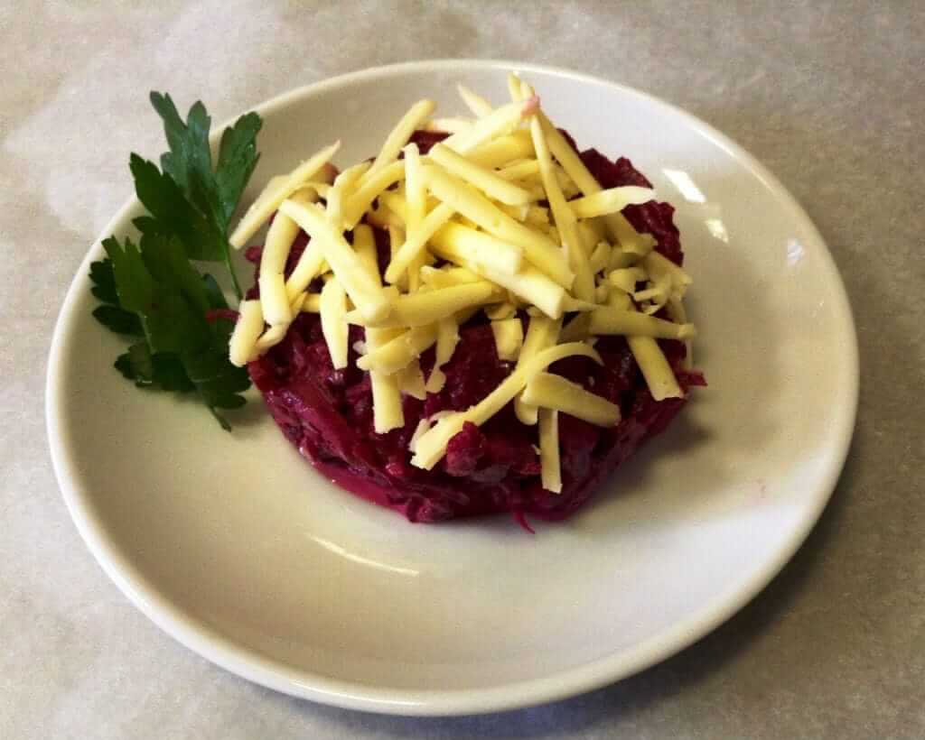 Салат из свеклы с чесноком под сыром