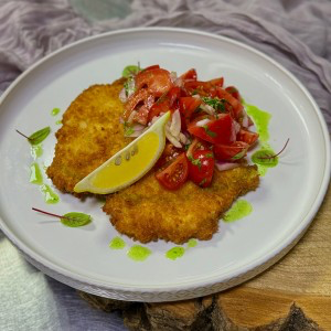 Куриный шницель с томатным салатом