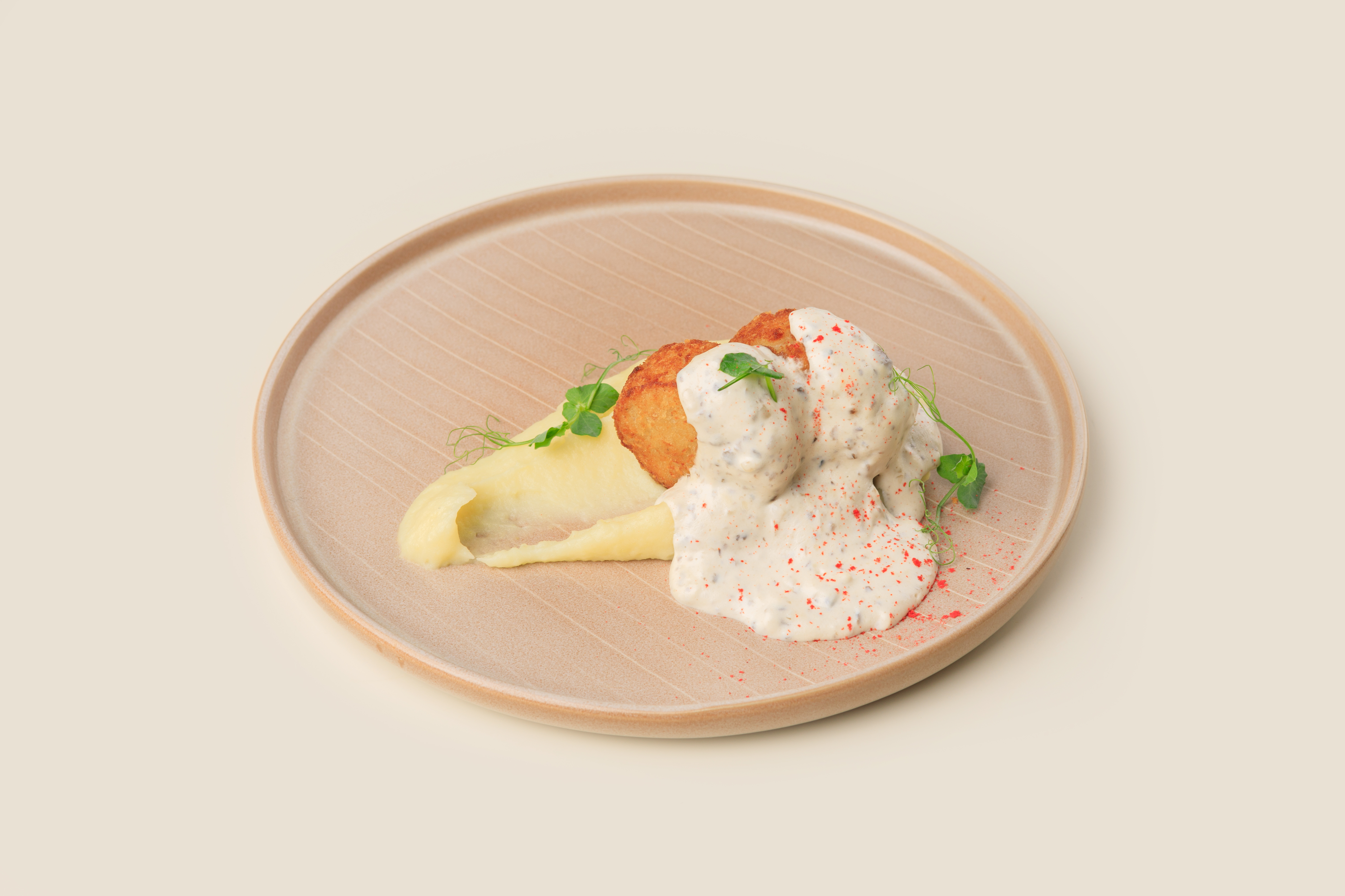 Котлетки из грудки индейки с муссом из картофеля и сливочно-грибным соусом