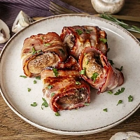 Шампиньоны в беконе