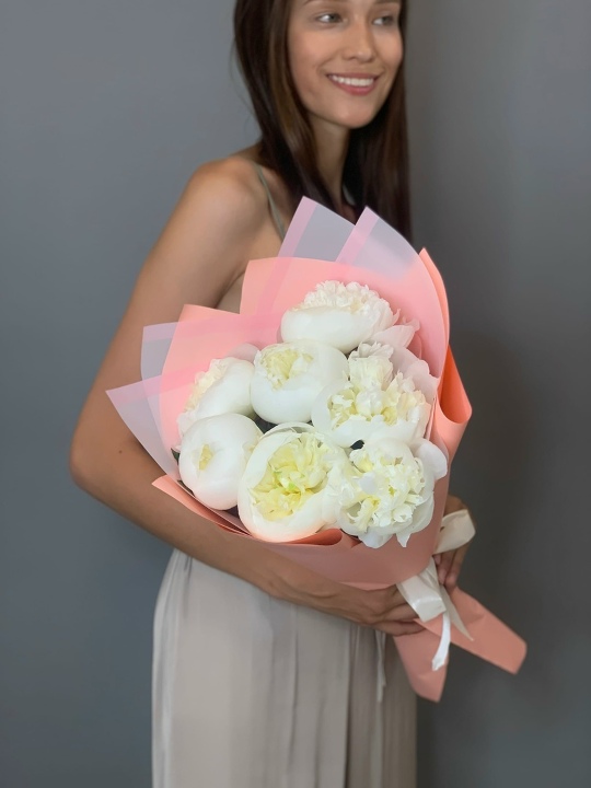 7 белых пионов