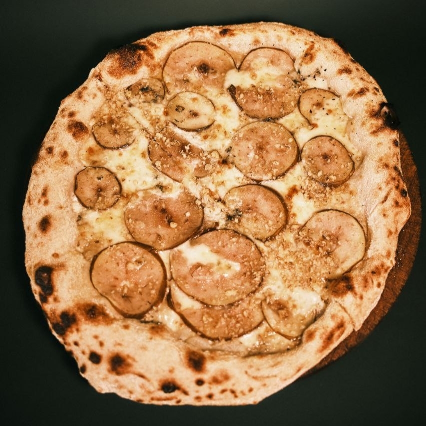 Пицца с грушей и сыром дор-блю