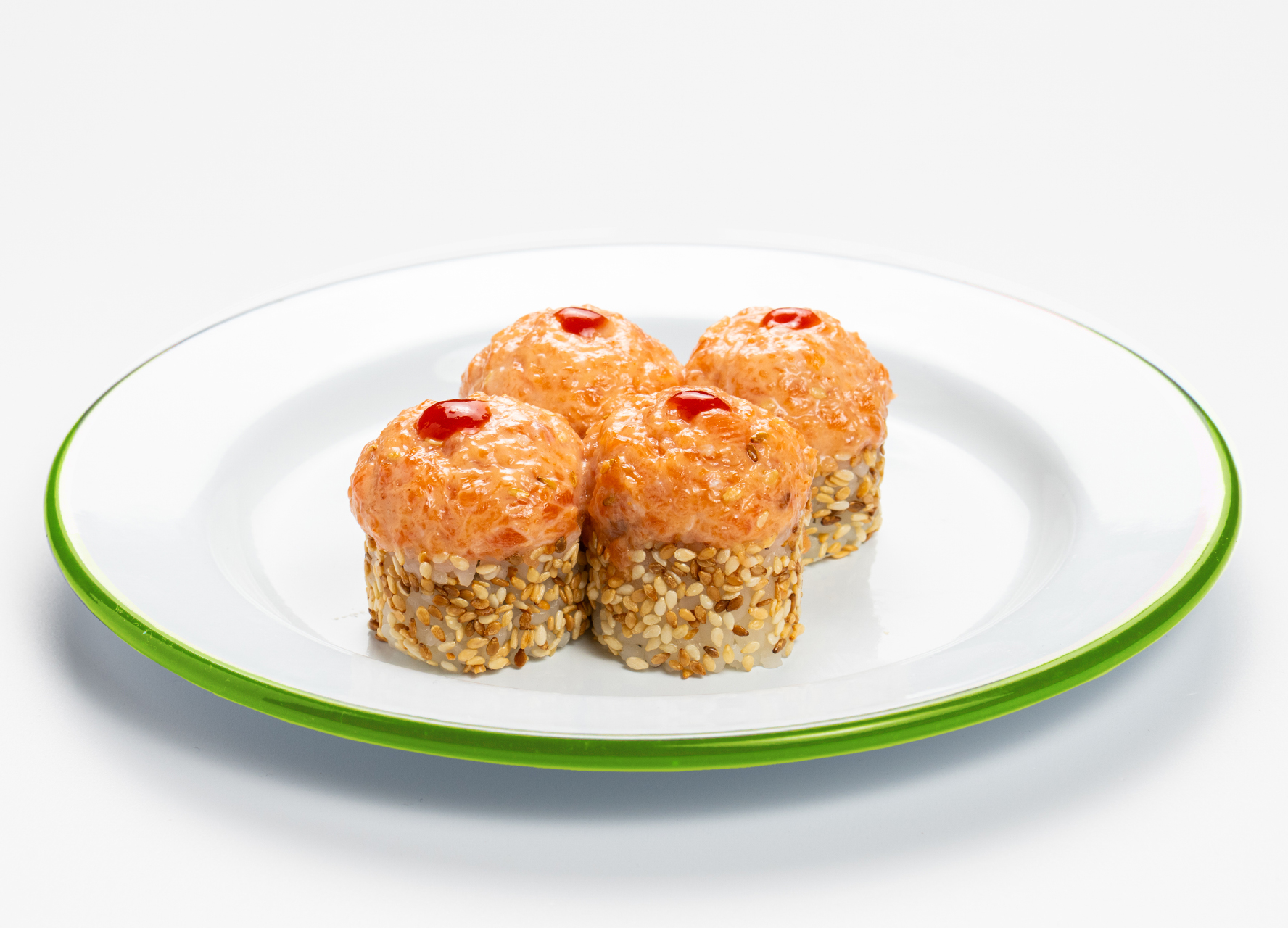 Половинка острого ролла с лососем