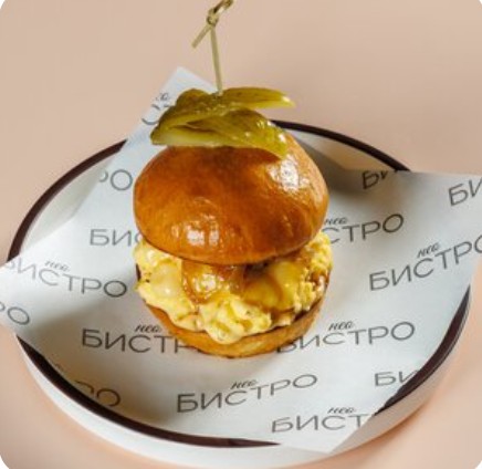 Бриошь-сэндвич с яйцом скремблом и луком конфи