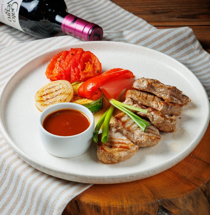 Медальоны из свиной вырезки со сладкой паприкой, цукини