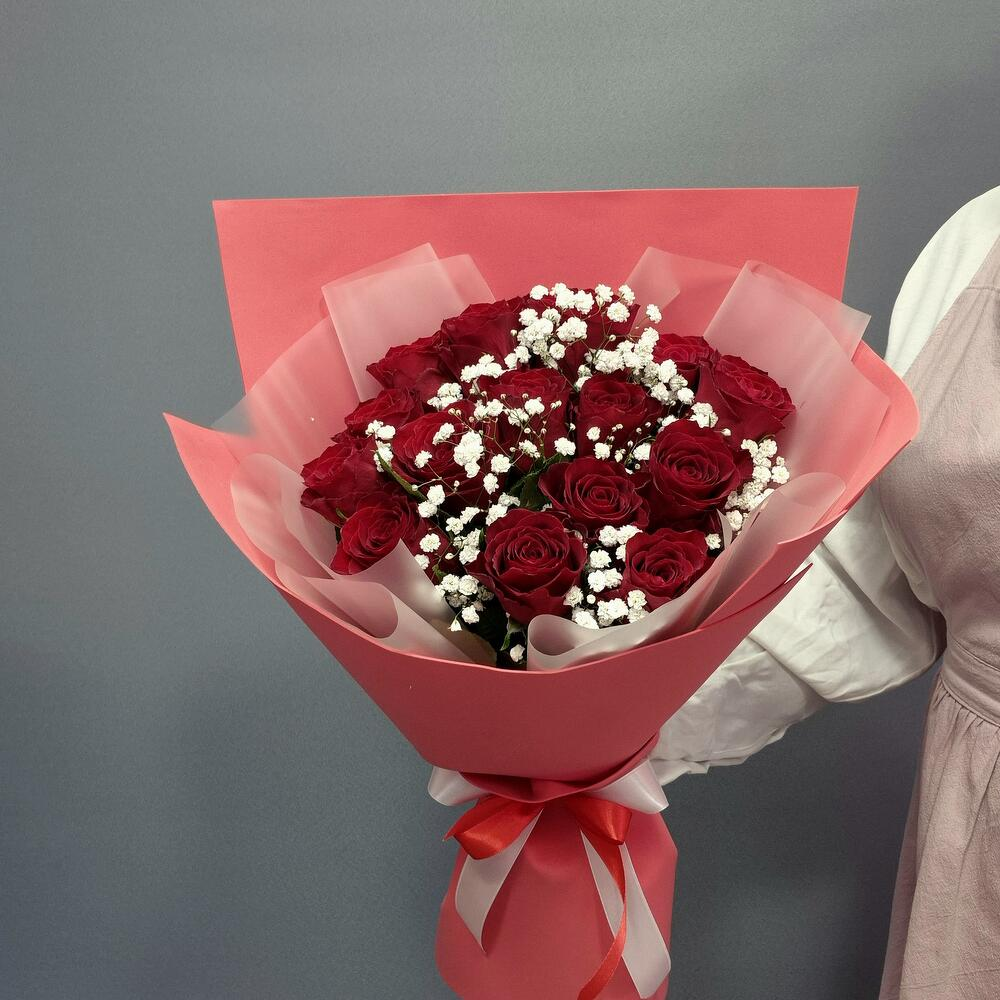 Эффектный букет из красных роз и гипсофилы