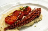 Осьминог с пюре из зап. карт.и томатами