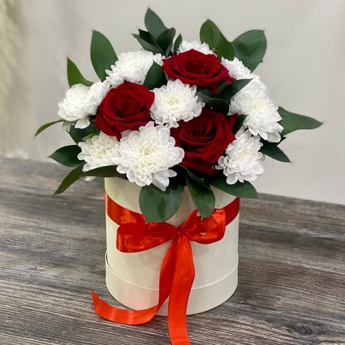 Цветы в коробке: розы, хризантемы, рускус (к1882)