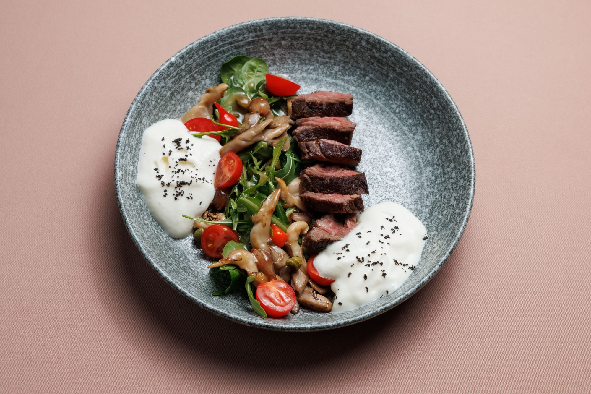 Стейк салат с сырной эспумой