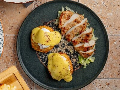 Драники с куриным филе и яйцом пашот