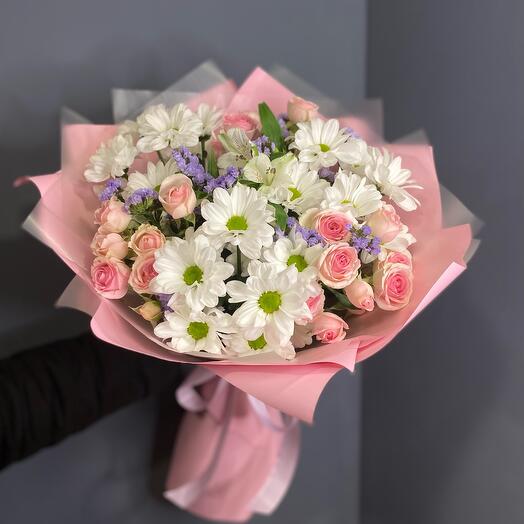 Букет хризантем с кустовой розой