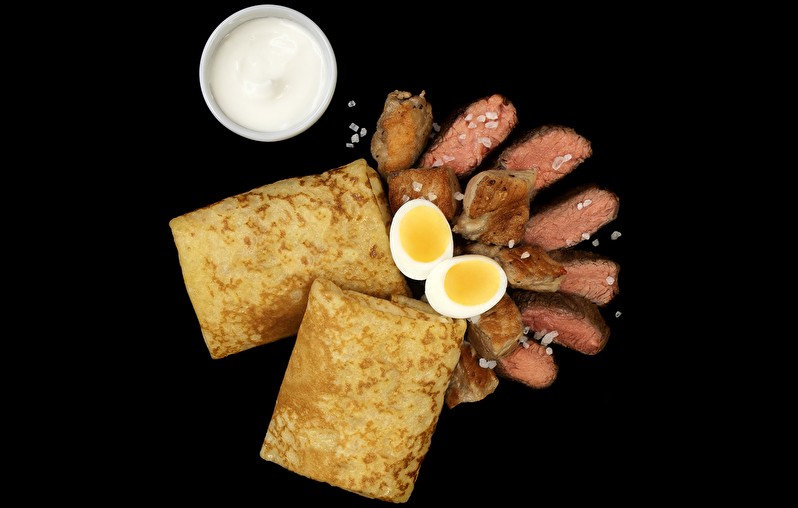 Блины с мясом и сметаной