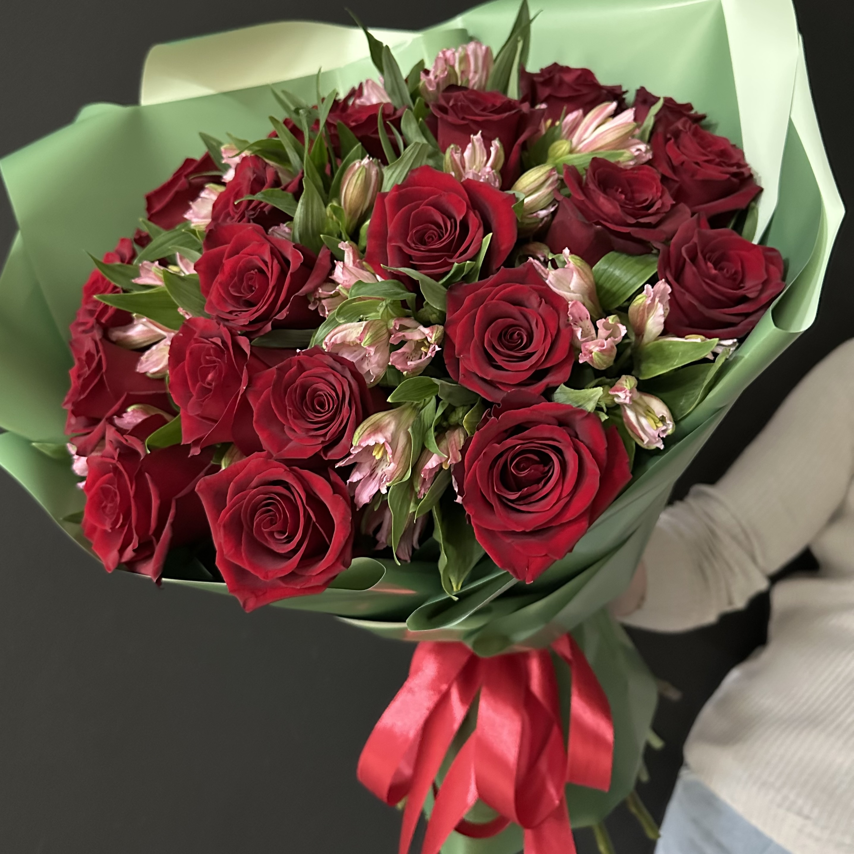 Букет из роз  и альстромерии