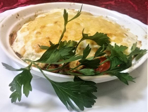 Язык, запеченный с грибами и помидорами