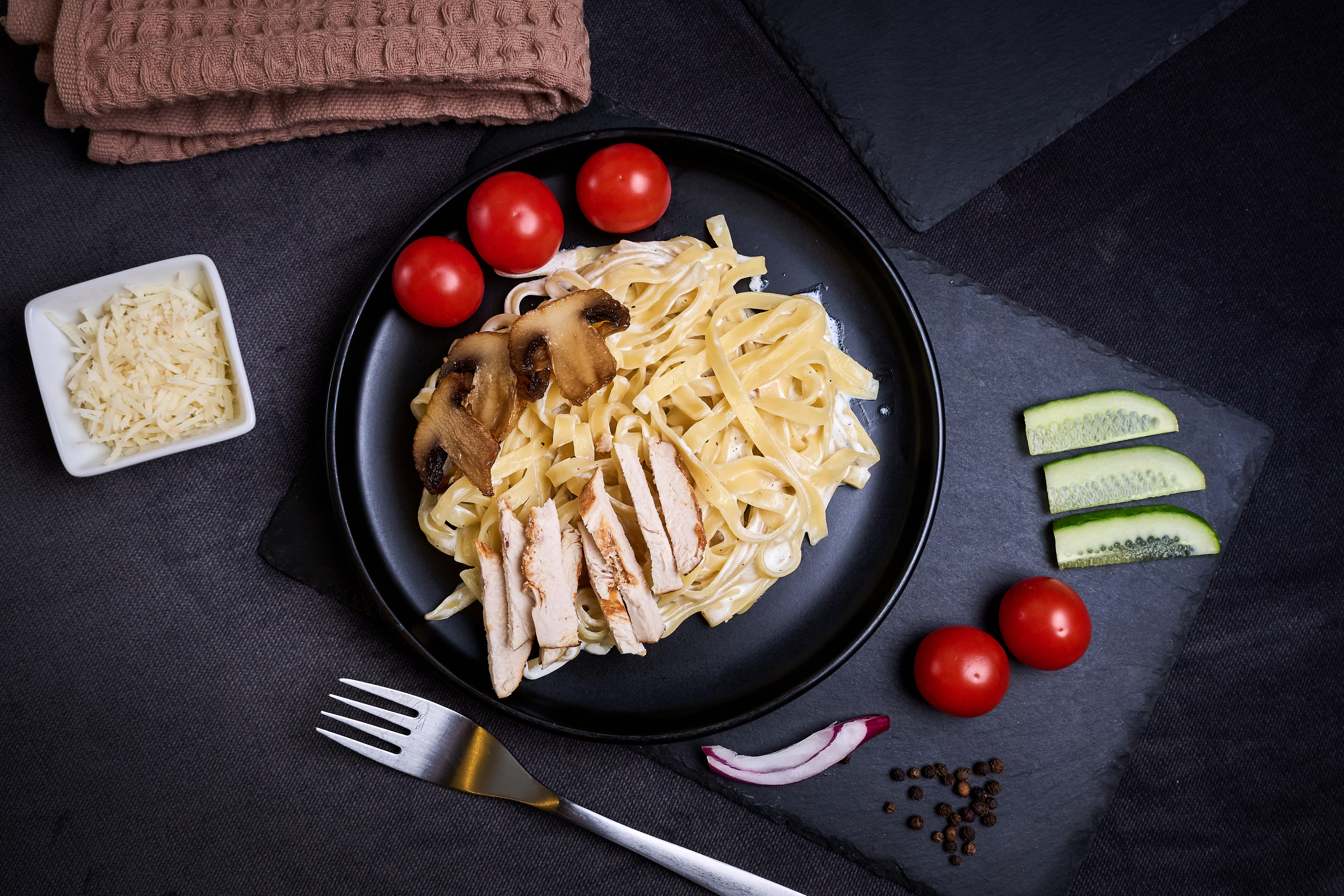 Паста с курицей и грибами