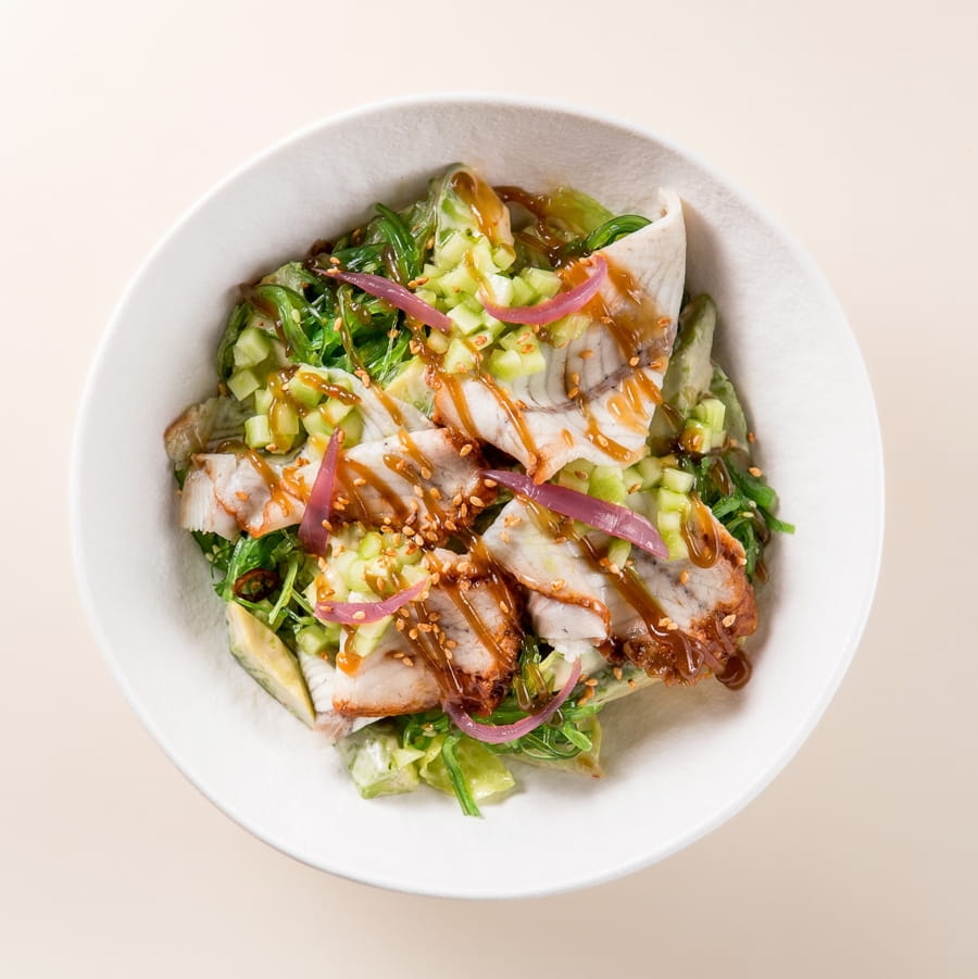 Салат с угрём и авокадо