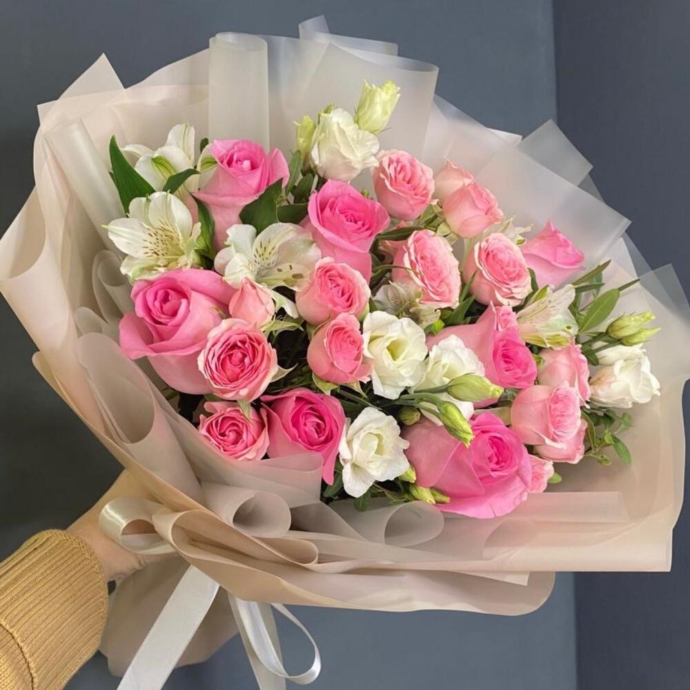 Розовый букет из роз, кустовых роз и эустомы